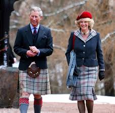 Sin duda alguna, el kilt o falda escocesa es el traje típico de escocia, se trata de una falda hecha en base a tartán, un tipo de tejido de origen escocés. El Tartan Y La Familia Real Britanica