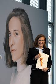 Carla Simón defiende el cine independiente, plurilingüe y sin censura al  recibir Premio Nacional