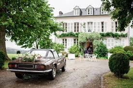 La location de voiture auprès de nos services permet un choix plus large de véhicules parmi des modèles neufs ou très récents, d'une qualité c'est notamment le cas du mariage, évènement unique pour lequel les particuliers font souvent appel à des services de location de voiture. Location Entre Particuliers Avec Classic Hub Il A Cree Le Airbnb De La Voiture De Collection Actu Bordeaux
