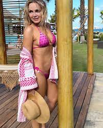 Eliana posa de biquíni em praia de Pernambuco e ganha série de elogios HD phone wallpaper