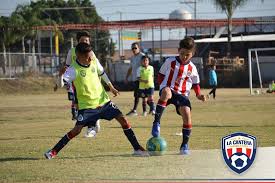 El delantero tapatío sufrió una lesión muscular en el semitendinoso izquierdo. Nada Nos Detiene La Cantera Chivas Facebook