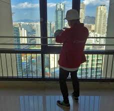Dingin dari tanah berumput menjalar dari kaki telanjangku, tapi hangat matahari pagi menjalar dari atas kepalaku. Gary Tetap Berahsia Hal Peribadi Padam Gambar Bersama Anak Media Hiburan