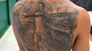 Dabei wurde das logo von mancity übermalt, das auf dem vorherigen tattoo zu sehen war. Uni Professor Kritisiert Fussball Klubs Mehr Tattoos Weniger Leistung Bundesliga Bild De