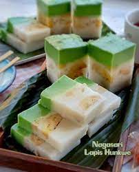 Kue lapis ini berbeda dengan kue lapis lainnya seperti kue lapis surabaya atau kue lapis legit yang menggunakan tepung terigu. Resep Keten Lapis Hunkwe 23 Resep Kue Lapis Legit Yang Enak Lembut Dan Kenyal Anti Gagal 250 Gr Beras Ketan 150 Ml Santan 1 4 Sdt Garam 2 Lembar Daun Pandan