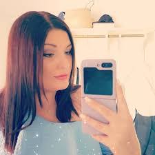 Erika Reis's Instagram, Twitter & Facebook