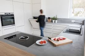 Arneitsplatte Beton Betonoptik Betonkuche Bora Kochfeld Dunstabzug Nach Unten Weisse Fronten Edelstahl Kuche Dunstabzug Haus Kuchen Kuche Betonoptik