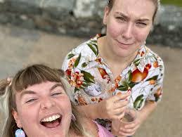 Dee Hanlon's Instagram, Twitter & Facebook