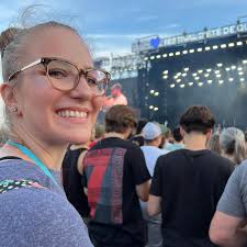 When the show venue is giving “Cinderella goes to the punk rock show”  energy 🤣🤘🏻✨