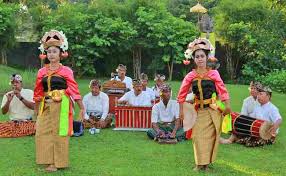 Check spelling or type a new query. 25 Tarian Daerah Terbaik Berikut Gambar Properti Maknanya