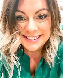 Kari Andrews's Instagram, Twitter & Facebook