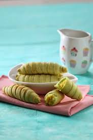 15 sdm tepung terigu 3 sdm gula pasir 1/2 sdt baking powder 1 sdm. Resep Molen Pandan Kacang Hijau Sederhana Kenyal Empuk