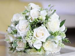 Se avete bisogno di un input per scrivere il bigliettino d'auguri destinato ai vostri genitori che festeggeranno un anniversario di matrimonio importante, di seguito vi proponiamo 10 frasi perfette per l'occasione: Frasi Di Auguri Per I Genitori Degli Sposi 70 Dediche Da Condividere Notiziesecche Frasi Aforismi E Citazioni
