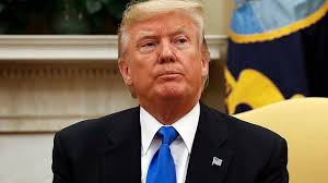 Mikrofonpanne — David Cameron summt nach Rücktritt vor sich hin