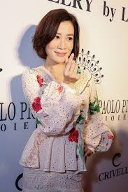 Lý nhã kỳ chia sẻ, nhà thiết kế alexis mabille bắt đầu sự nghiệp của mình khi còn là một cậu bé, ngày đêm miệt mài học thêu thùa may vá trên căn gác nhỏ các bức vẽ hình ảnh của hoa hậu tvb xa thi mạn và ntk alexis mabille sống động từng chi tiết hứa hẹn những bất ngờ với quan khách tham. Xa Thi Máº¡n Gáº·p Sá»± Cá»' Ly Nha Ká»³ Ä'a Nhanh Chong Giáº£i Vay