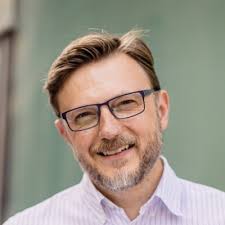 Please welcome to the stage with his talk entitled Colin