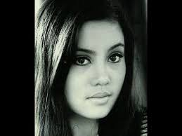 武俠影后 上官靈鳳為演出俠女片擁有空手道和跆拳道二段身手1972年主演 馬路小英雄 獲得第11屆金馬獎最佳女主角獎