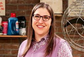 Since 2010, she is a regular cast in cbs sitcom the big bang theory where she played the role of amy farrah fowler like the actress, a neuroscientist. Mayim Bialik The Big Bang Theory Star Teilt Throwback Selfie Mit Jim Parsons Serien De