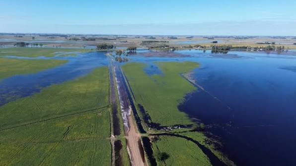 Imágenes de la situación actual del desborde de Arroyo Saladillo. 📍Camino bajada Ruta 205, que va paralelo al Arroyo Saladillo hacia Forastieri.