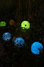Diy Gartendeko Mondscheinkugeln Glow In The Dark Leelah Loves Diy Gartendeko Diy Gartendekoration Diy Gartenprojekte