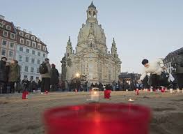 人们在德累斯顿dresden 圣母教堂外点亮蜡烛 纪念在第二次世界大战期间遭盟军轰炸70周年 德国germany 1945年2月13日至14日 英美联军对德累斯顿发动地毯式轰炸 将这座拥有近800年历史的古城化为废墟 超 barcelona cathedral favorite places cathedral