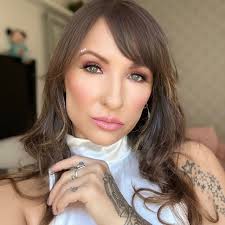 Rose Weber (@roseweber_) • Threads, Say more