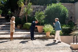 The arrival of the macron couple is imminent at fort de brégançon. Besuch Der Deutschen Bundeskanzlerin Angela Merkel Im Fort De Bregancon Elysee