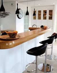 Découvrez le rayon bar en promotion avec des nouveautés toute l'année et dans tous les magasins but. Un Comptoir De Bar En Chene Massif Pour Une Cuisine De Bord De Mer Les Ateliers Malegol