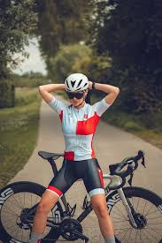 Ravissante Xenia Inez megaverleidelijk in P-tenue