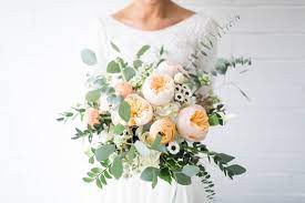 Loving This Bridal Bouquet Of Peach Garden Roses Ranunculus And Eucalyptus Photography Bridal Bouquet Spring Peach Wedding Flowers Beautiful Bridal Bouquet