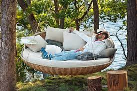 Nouveau lit suspendu de jardin léva, dans son module 220x220x240 cm, tout en bois massif et en acier by égoé pour seanroyale. Transformer Les Espaces Exterieurs Grace A Un Lit De Jardin Design Design Feria