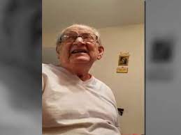 La divertida reacción de un anciano al darse cuenta de que tiene 98 años |  Vídeos | EL PAÍS