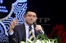 Orang batak juga berpegang kepada adat budaya dalian na tolu sepertimana orang mandailing cuma tafsiran mereka sahaja yang berlainan mengenai erti dalian na tolu tersebut. Usah Mudah Tolak Haramkan Adat Dan Budaya Melayu
