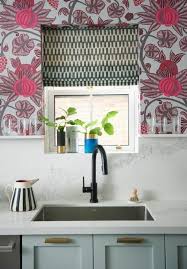 1001 Ideen Fur Welche Tapete Passt In Die Kuche In 2020 Regale Mit Tapete Kuchentapete Kuche Tapete Ideen