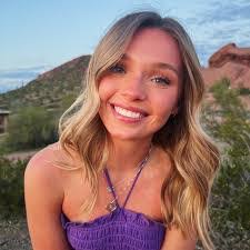 Kelly Enyart's Instagram, Twitter & Facebook