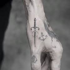 Tattoo artists who work in new york city that you can filter by proximity and style. Bild Konnte Enthalten Eine Oder Mehrere Personen Herren Hand Tattoos Kleine Tattoos Auf Der Hand Hand Tattoos