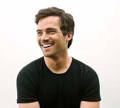 Damon&stefan have a bourbon.we have worked so hard on this.if you are 21 yrs old in the usa or legal drinking age go to our website so. Ian Harding Ein Interview Uber Seine Schauspielkarriere Ableismus Und Lupus Die Neue Norm
