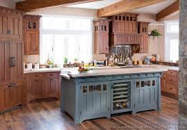 Quel Ton De Bleu Choisir Pour Votre Cuisine Cuisine Artisanale Armoires De Cuisine Bleues Ilots Central Cuisine