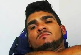Lázaro chegou ao hospital bom jesus trajando uma calça com listras e um casaco. Jnbwyxjycky5om