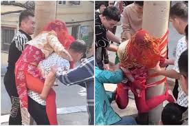 新娘迎娶被多名男子扛走綁電線桿「裙底差點走光」影片曝光瘋傳| FTNN 新聞網