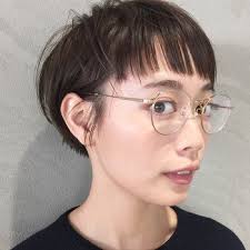 おしゃれメガネ女子必見 眼鏡 ヘアスタイル のgoodバランスとは キナリノ 髪型 ヘアスタイル ヘアスタイリング