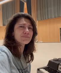 Le lacrime di Elisa sugli aiuti: ma l'Italia li ha già inviati