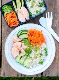 Low Carb Meal Prep Bowl Mit Lachs Avocado Und Blumenkohreis Rezept Low Carb Meal Rezepte Gesund Lebensmittel Essen