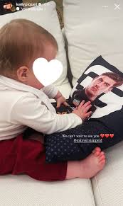 Kelly Piquet mostra a filha admirando foto do pai, Max Verstappen