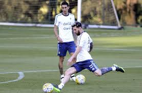 He has a tattoo of jesus (1) on his triceps in respect to his religious roots, as well as a sagrada. Fussball Star Messi Lasst Sich Aussergewohnliches Tattoo Stechen Fussball Stuttgarter Zeitung