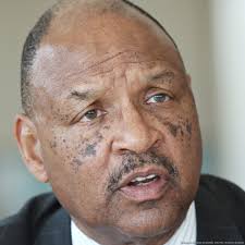 Andrew Lofton, longtime executive director of Seattle Housing Authority, to  retire