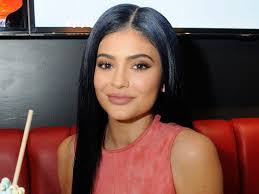 Kylie jenner wears long nails painted in various shades of pink by modern pamper salon. Kuwk Kylie Jenner Takes Her Hair Extensions And Acrylic Nails Off While In Quarantine Check Out Her Natural Look Celebrity Insider