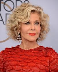 Son visage étant ovale, à peu près toutes les short hairstyles lookbook: Jane Fonda Affiche Ses Cheveux Blancs Pour La Premiere Fois Aux Oscars 2020
