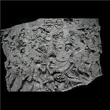 Regatul dac, sub regele decebal, devenise o amenințare pentru imperiul roman, și învinsese câteva armate romane după un an de lupte, regele decebal a cerut pace. RÄƒzboaiele Daco Romane Wikipedia