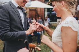 Unsere dienstleistungen im bereich zahnimplantate. Real Bride Franzi Feiert Eine Nachhaltige Scheunenhochzeit Im Brautkleid