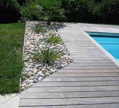 constructeur piscine plage bois et decor caillous 630x574 jpg 630 574 amenagement jardin terrasse piscine piscine et jardin terrasse piscine